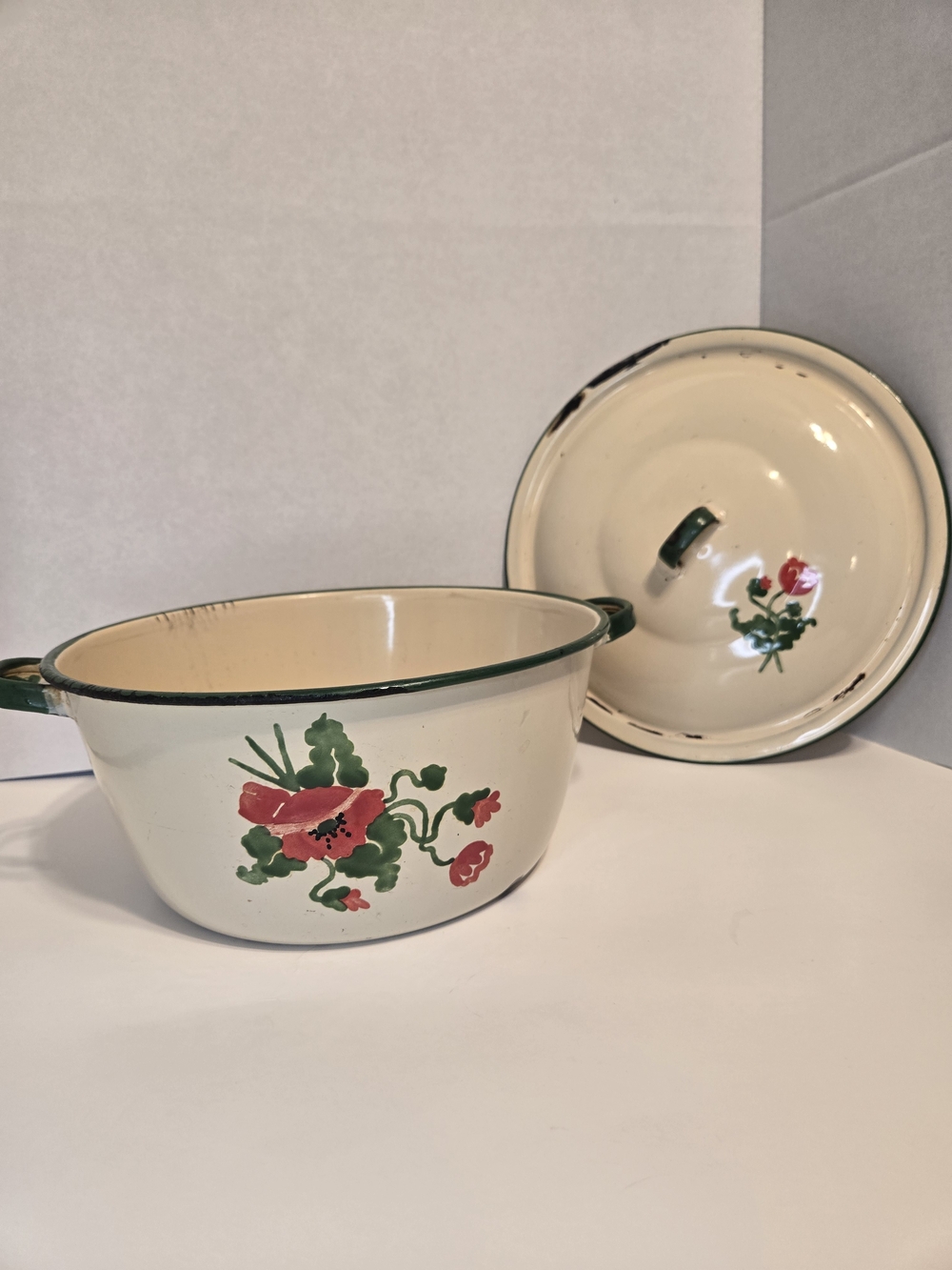 Vintage 1970s Cream Enamel Pot with Red Floral Design,Green Trim. - Picture 2 of 13